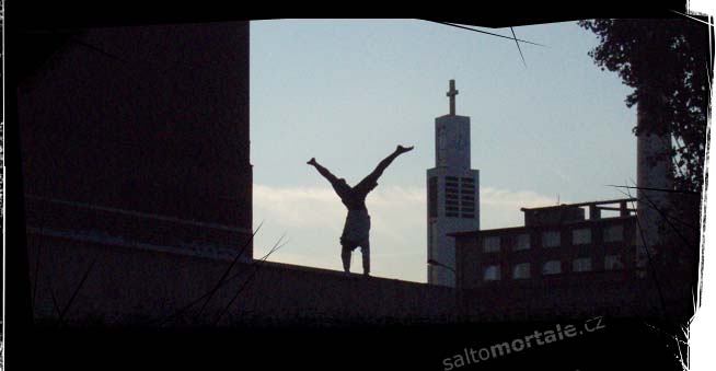 handstand astraddle